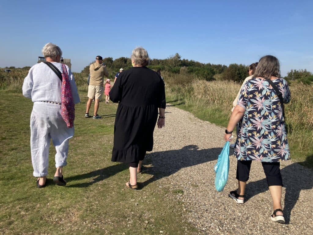 Gruppe på gåtur i forbindelse med familieterapi i Aarhus